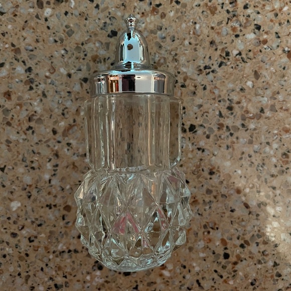 Indiana Glass Diamond Point clear crystal salt and pepper shakers - Picture 2 of 4